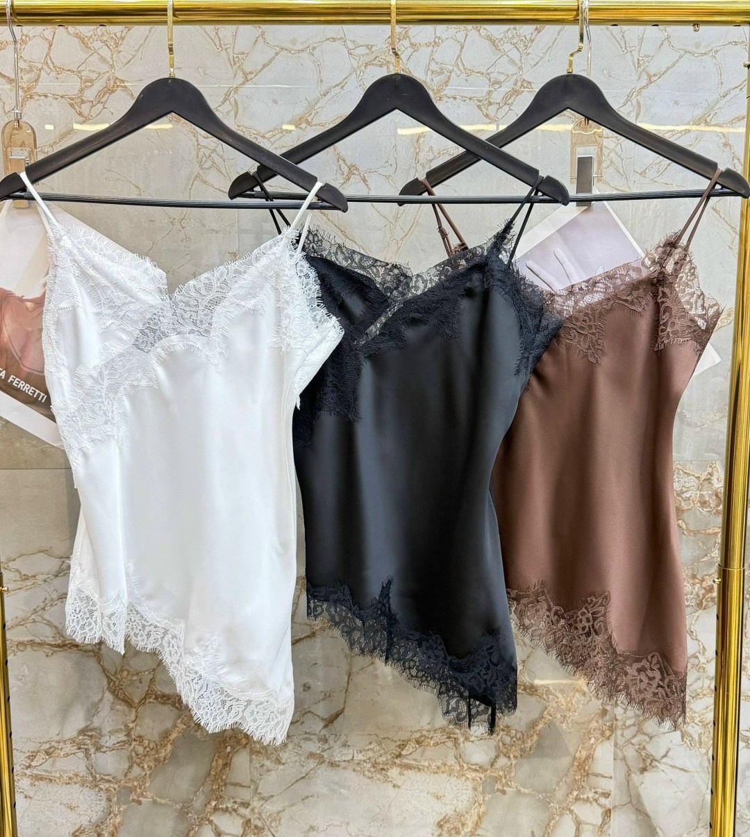 топ шелковый с кружевом,майка с кружевами,шелковый топ,топ с кружевом,топ с кружевной отделкой