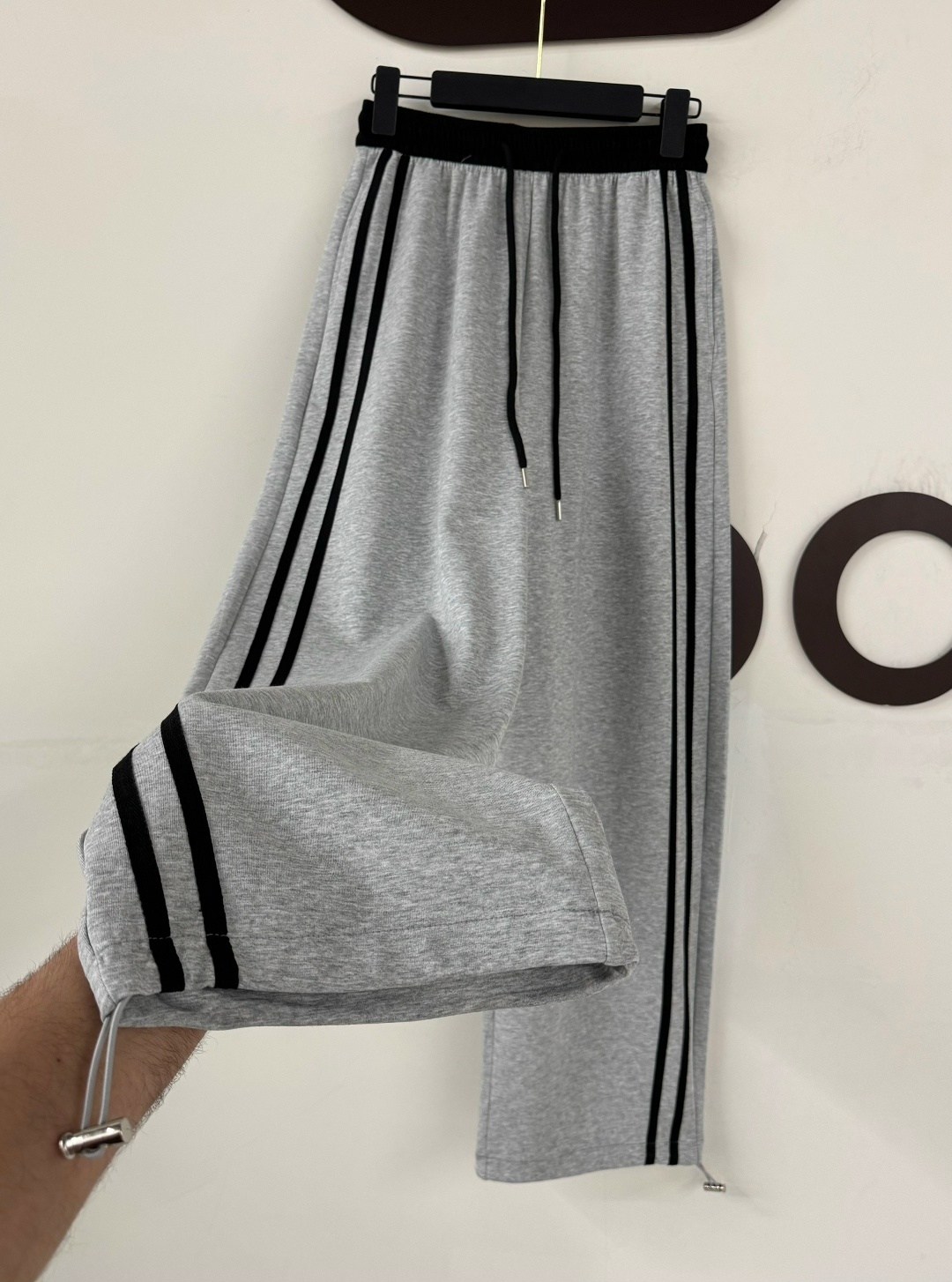 брюки карго с лампасами широкие y2k styfash,штаны y2k спортивные с лампасами оверсайз серые,женские спортивные штаны,штаны спортивные,брюки оверсайз с лампасами широкие спортивные y2k
