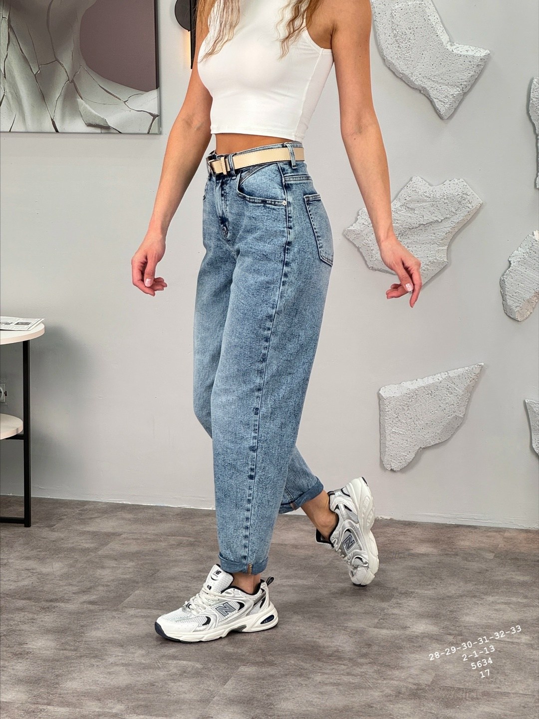 женские джинсы,джинсы женские мом,голубые джинсы,джинсы модные,стильные джинсы