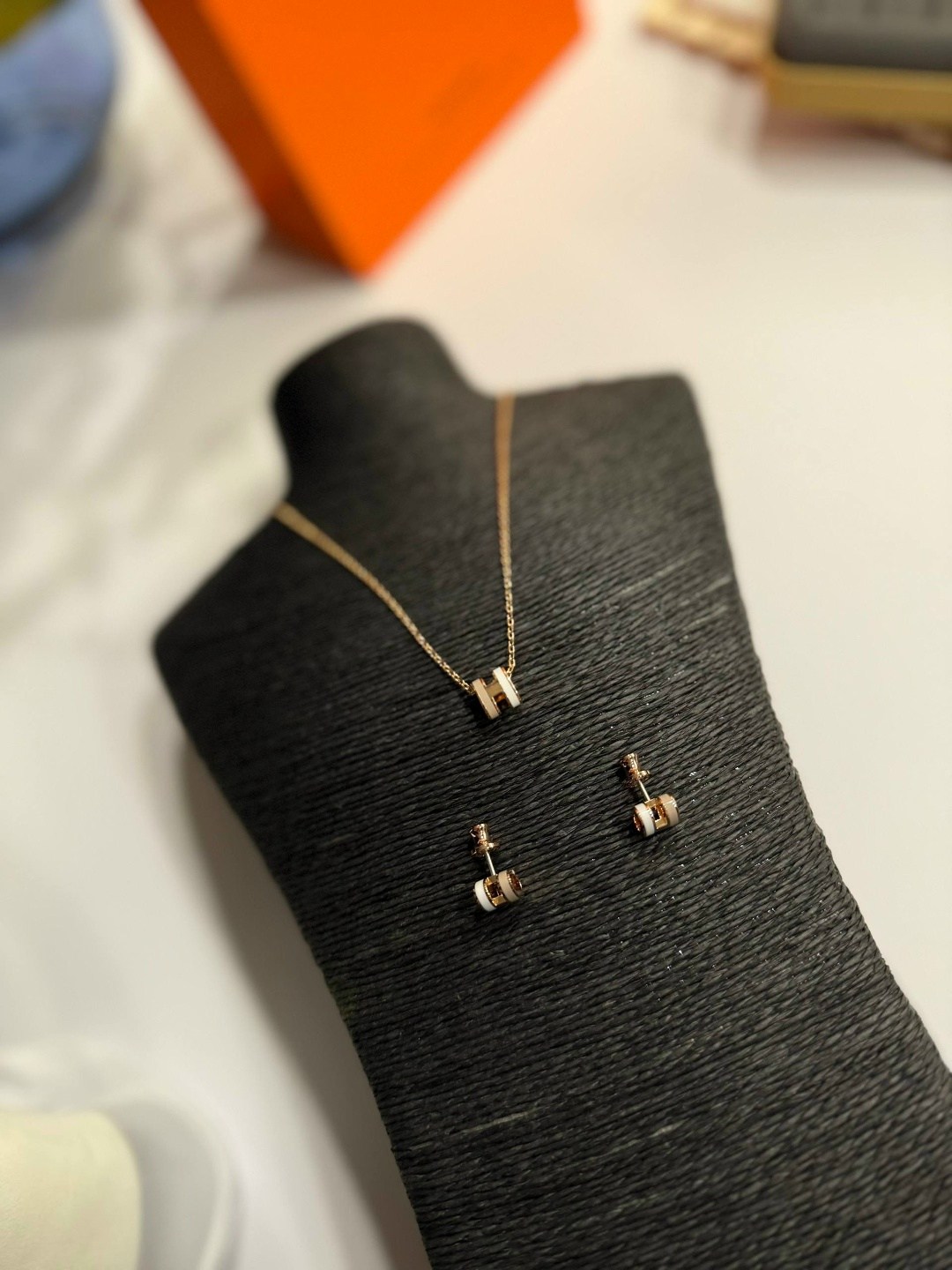 серьги hermes,hermes бижутерия,женские серьги hermes,брендовые серьги,hermes ожерелье