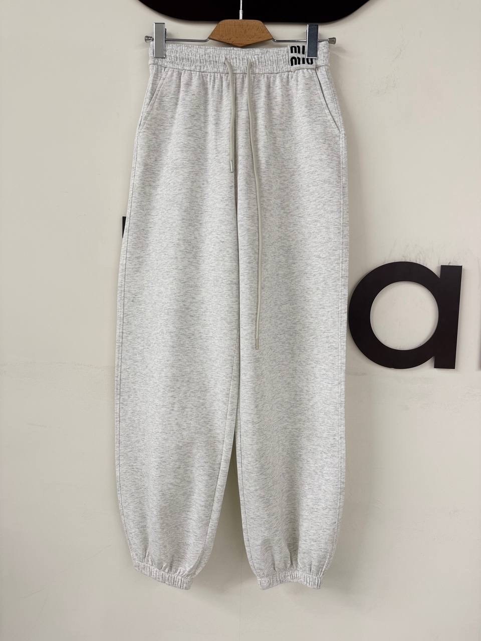 спортивные штаны широкие джоггеры цвет серый меланж,серые широкие спортивные штаны,спортивные штаны,спортивные штаны на флисе,серые спортивные штаны