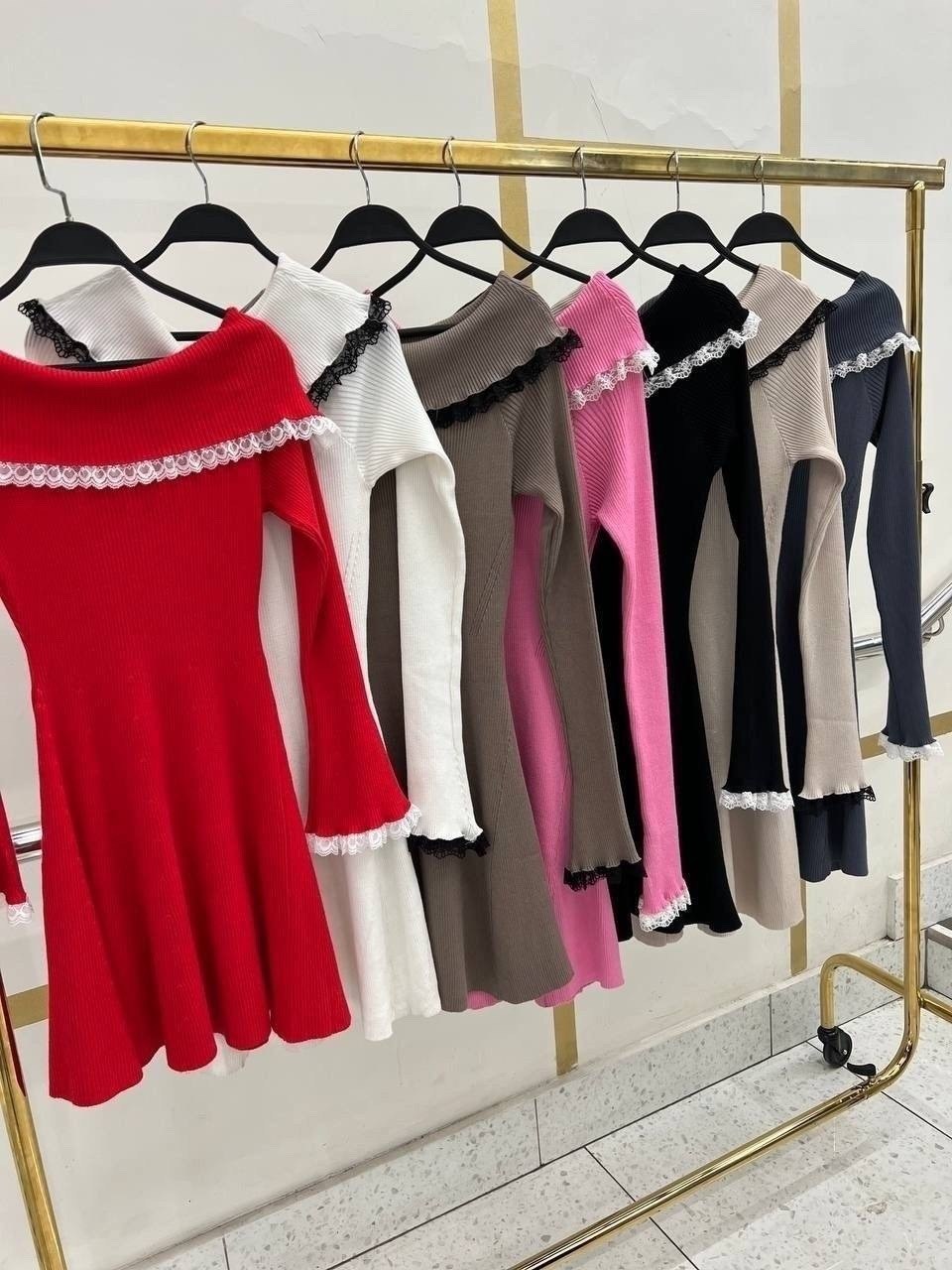 женское трикотажное платье с открытыми плечами,трикотажное платье с открытыми плечами,платье вязаное с открытыми плечами,платье с открытыми плечам,платье трикотажное с открытым плечом