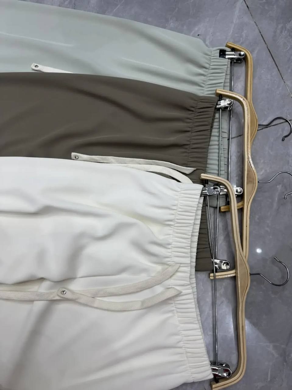 брюки свободного кроя,трикотажные брюки,брюки с завязками,тканевые брюки,спортивные брюки