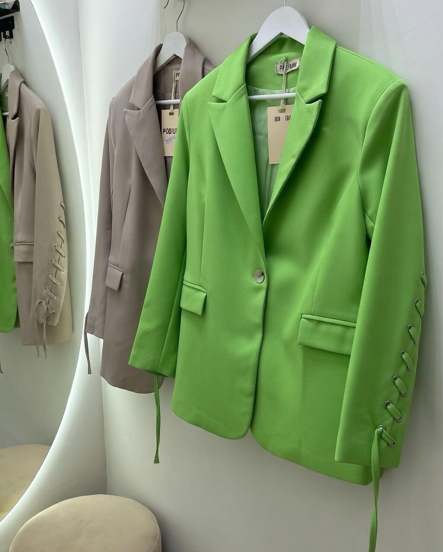 фиолетовый костюм,брючные костюмы,брючный костюм фиолетовый,сочетание фиолетового