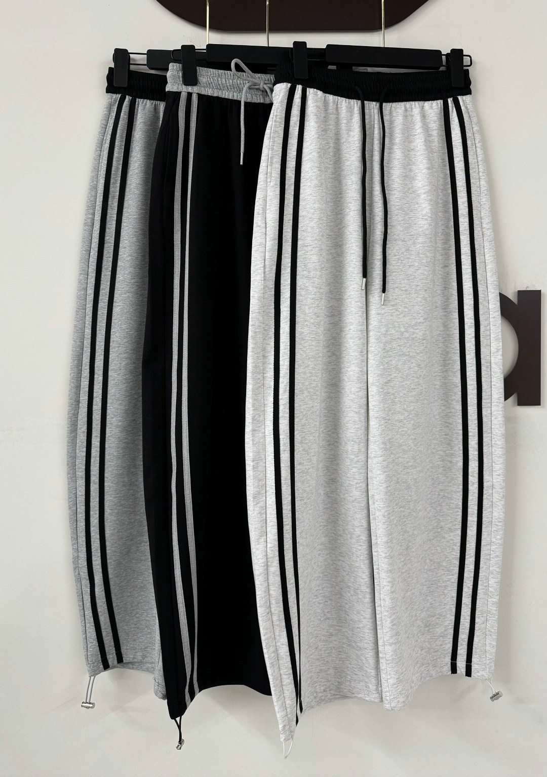 брюки карго с лампасами широкие y2k styfash,штаны y2k спортивные с лампасами оверсайз серые,женские спортивные штаны,штаны спортивные,брюки оверсайз с лампасами широкие спортивные y2k