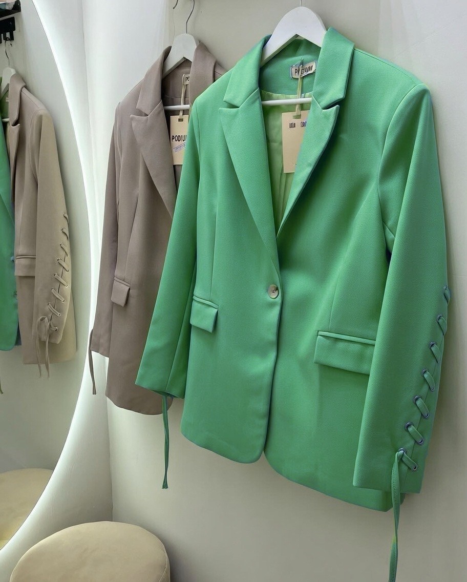 фиолетовый костюм,брючные костюмы,брючный костюм фиолетовый,сочетание фиолетового