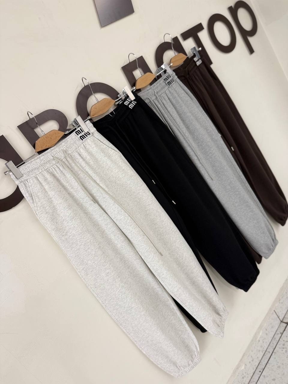 спортивные штаны широкие джоггеры цвет серый меланж,серые широкие спортивные штаны,спортивные штаны,спортивные штаны на флисе,серые спортивные штаны