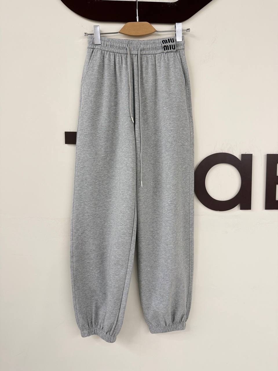 спортивные штаны широкие джоггеры цвет серый меланж,серые широкие спортивные штаны,спортивные штаны,спортивные штаны на флисе,серые спортивные штаны