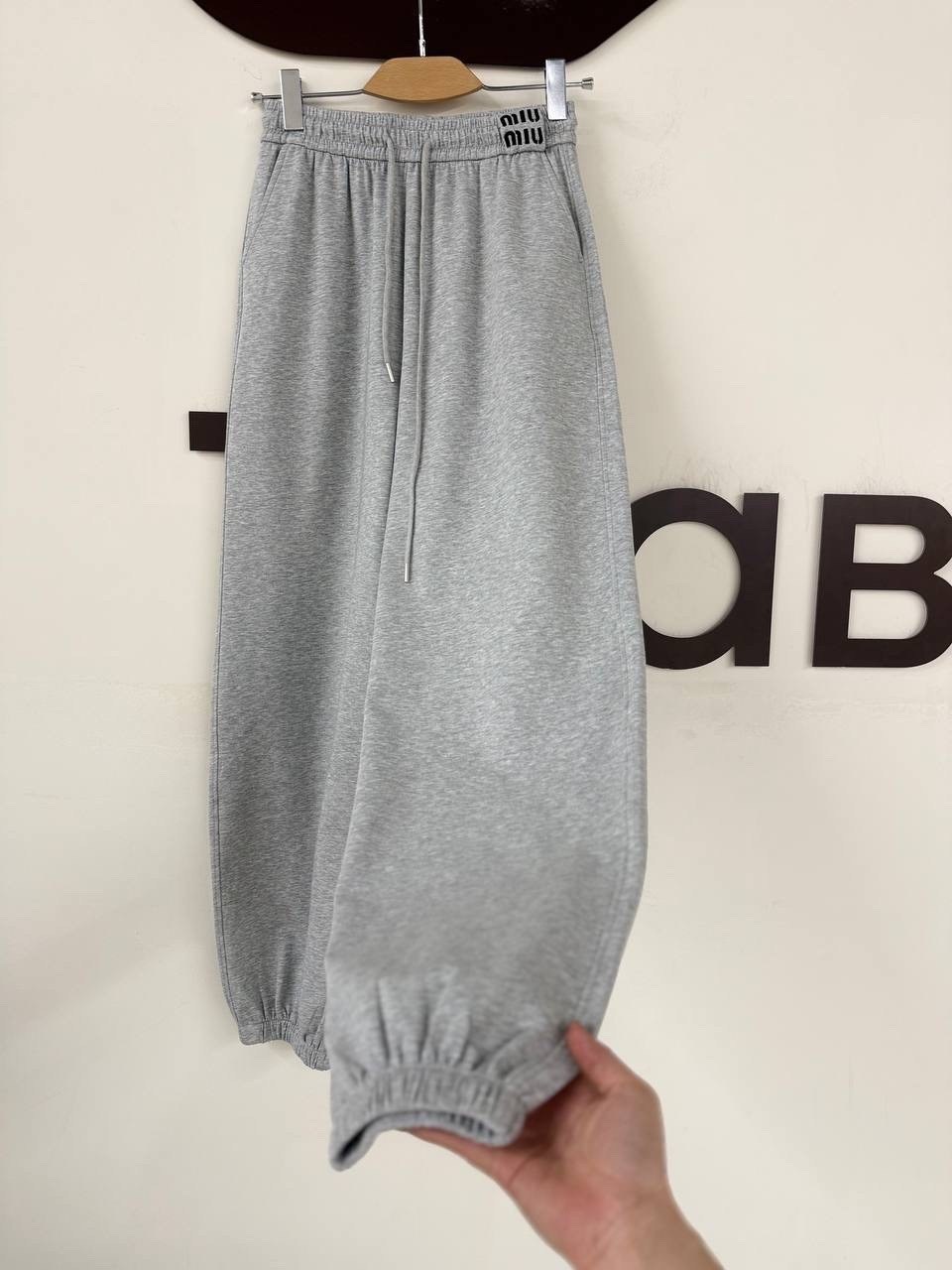 спортивные штаны широкие джоггеры цвет серый меланж,серые широкие спортивные штаны,спортивные штаны,спортивные штаны на флисе,серые спортивные штаны
