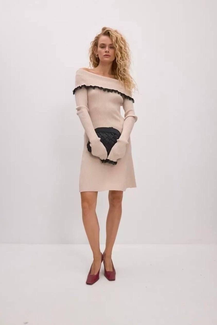 женское трикотажное платье с открытыми плечами,трикотажное платье с открытыми плечами,платье вязаное с открытыми плечами,платье с открытыми плечам,платье трикотажное с открытым плечом