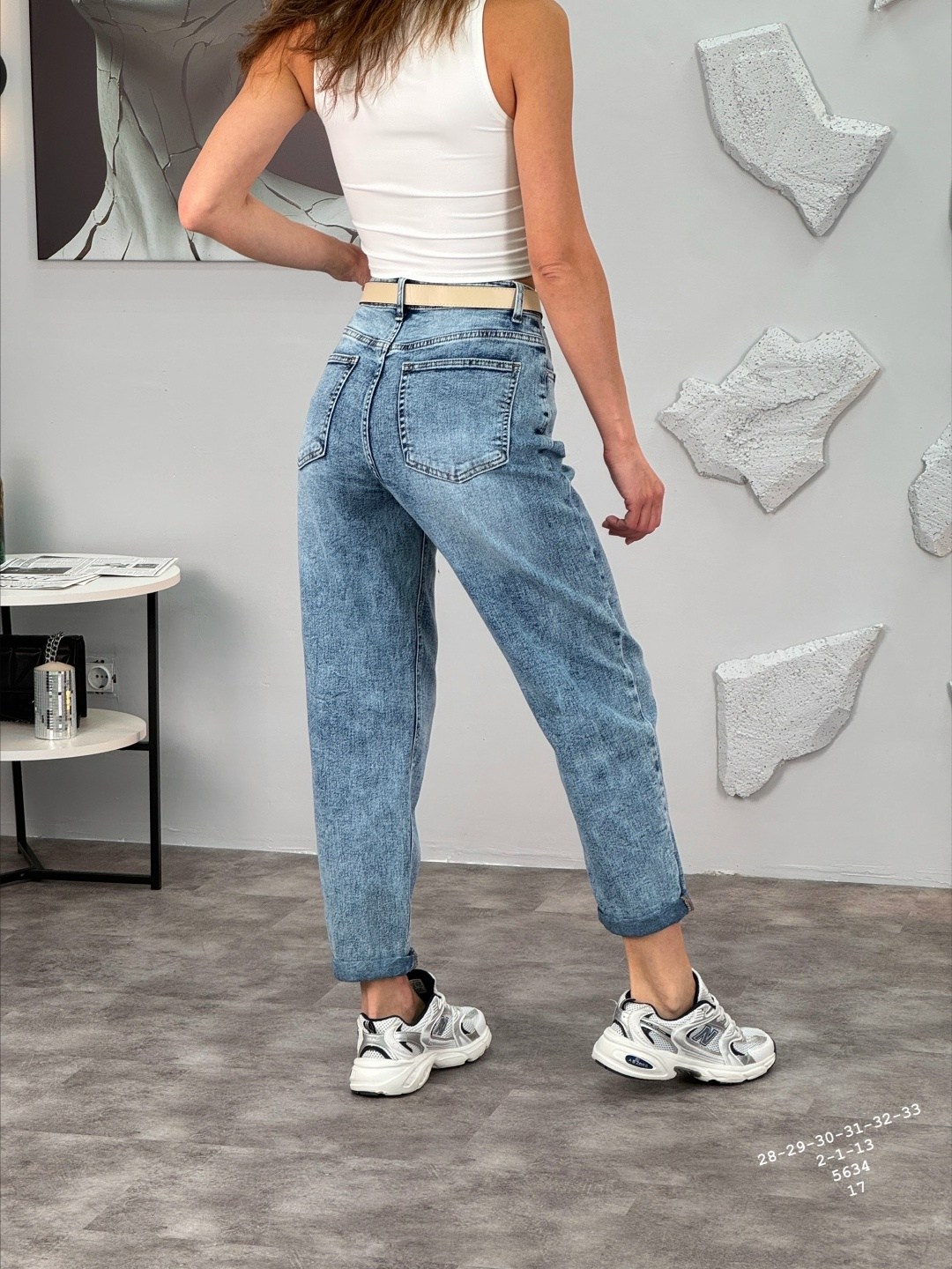 женские джинсы,джинсы женские мом,голубые джинсы,джинсы модные,стильные джинсы