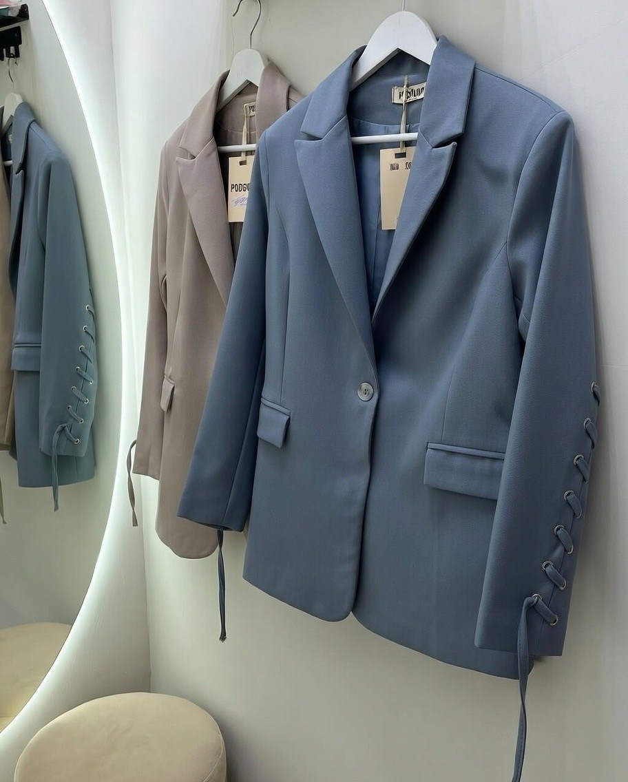 фиолетовый костюм,брючные костюмы,брючный костюм фиолетовый,сочетание фиолетового