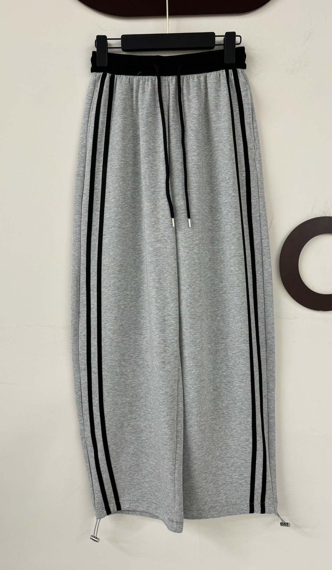 брюки карго с лампасами широкие y2k styfash,штаны y2k спортивные с лампасами оверсайз серые,женские спортивные штаны,штаны спортивные,брюки оверсайз с лампасами широкие спортивные y2k