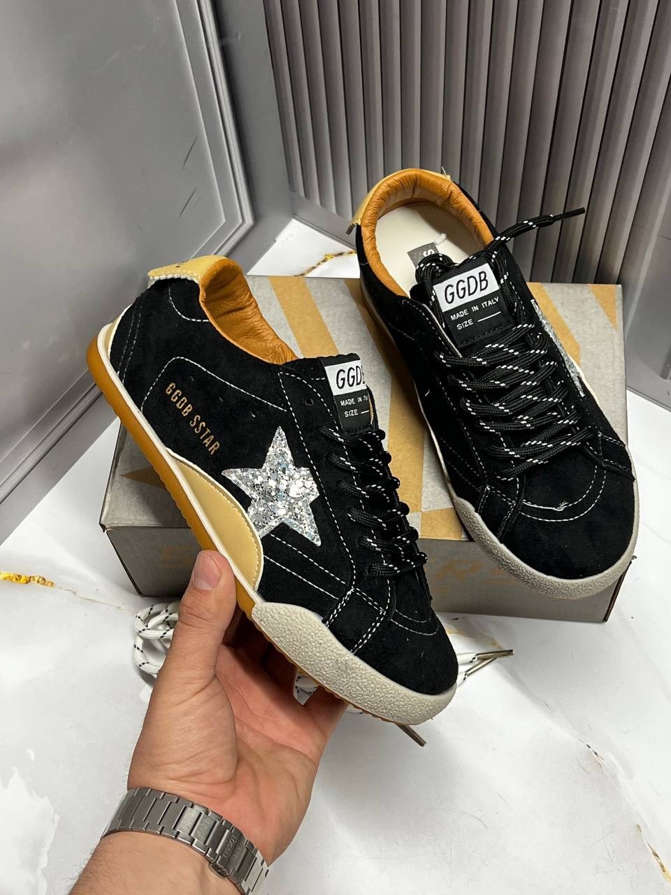 замшевые низкие кеды ballstar с аппликацией в виде звезд golden goose черный,кроссовки golden goose,кеды golden goose,кеды super-star с блестками golden goose черный,