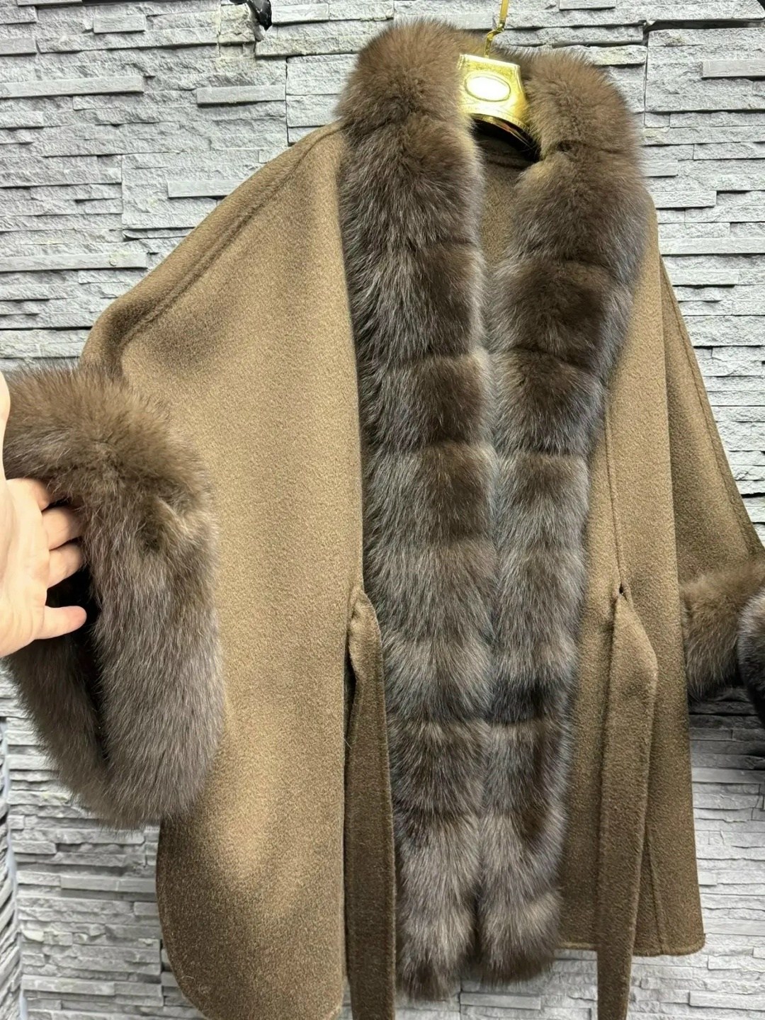 пальто с мехом соболя,пальто с мехом,кашемировое пальто серо-бежевого цвета с мехом куницы,пальто с мехом куницы,пальто с соболем