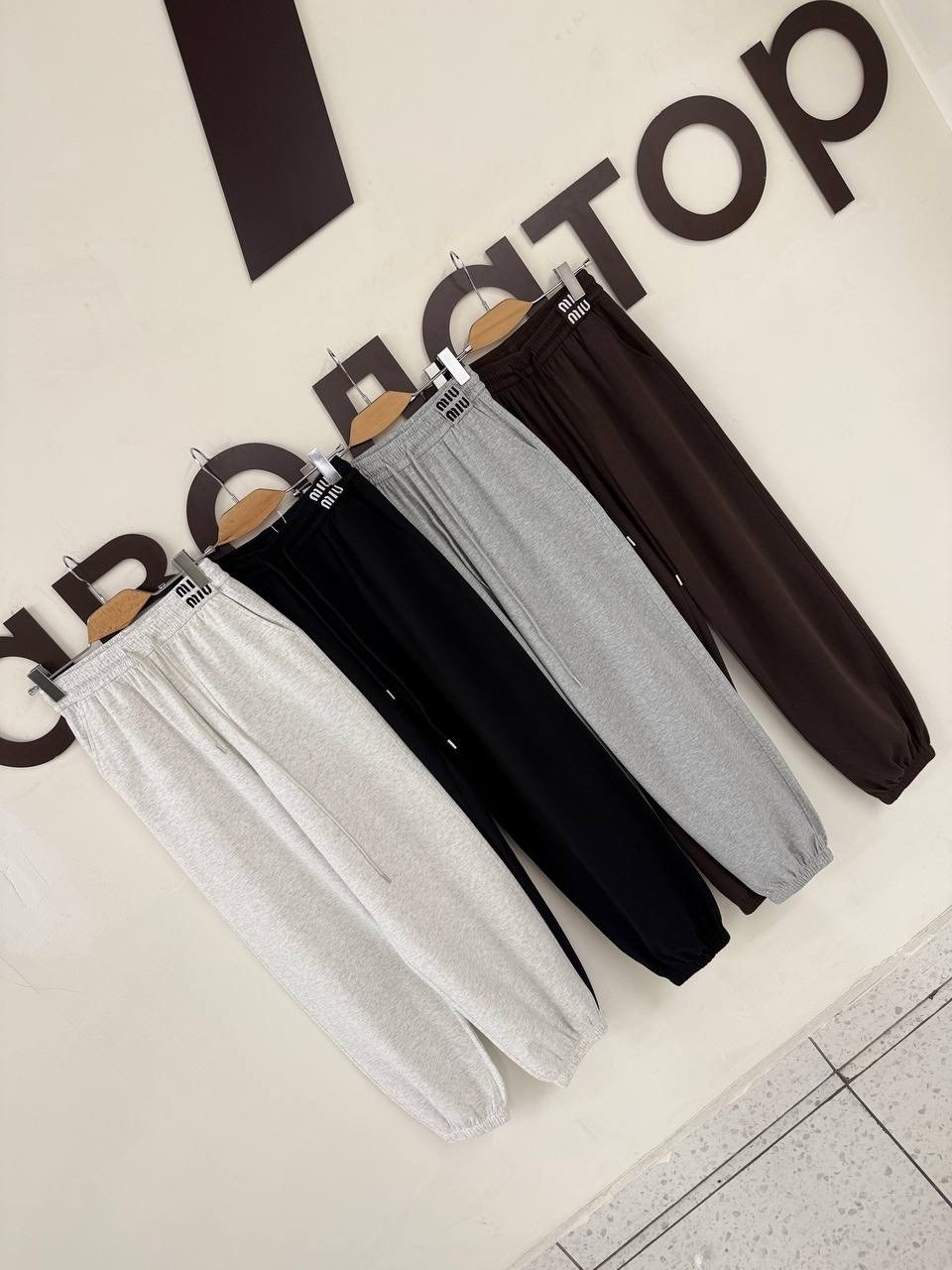 спортивные штаны широкие джоггеры цвет серый меланж,серые широкие спортивные штаны,спортивные штаны,спортивные штаны на флисе,серые спортивные штаны