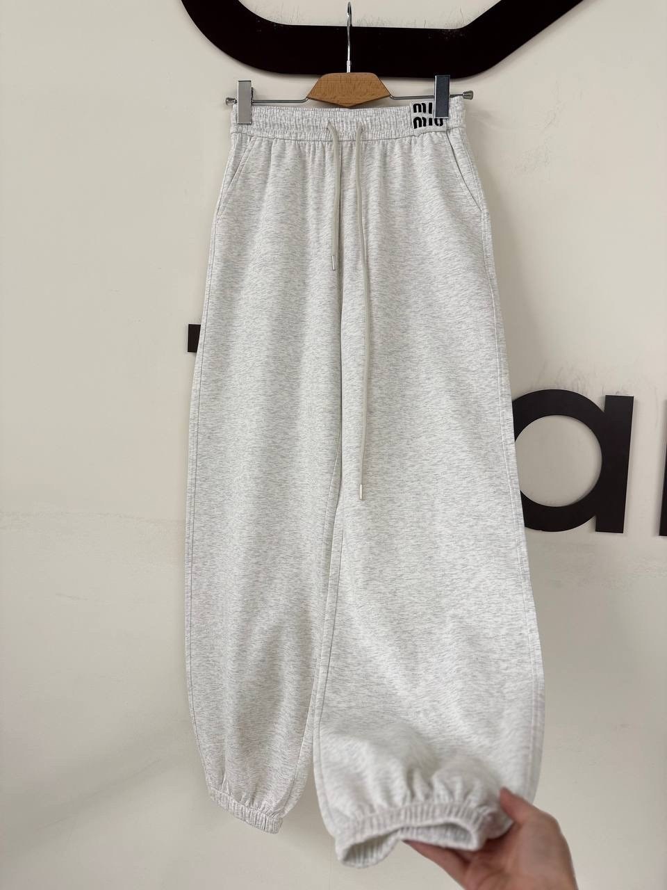 спортивные штаны широкие джоггеры цвет серый меланж,серые широкие спортивные штаны,спортивные штаны,спортивные штаны на флисе,серые спортивные штаны