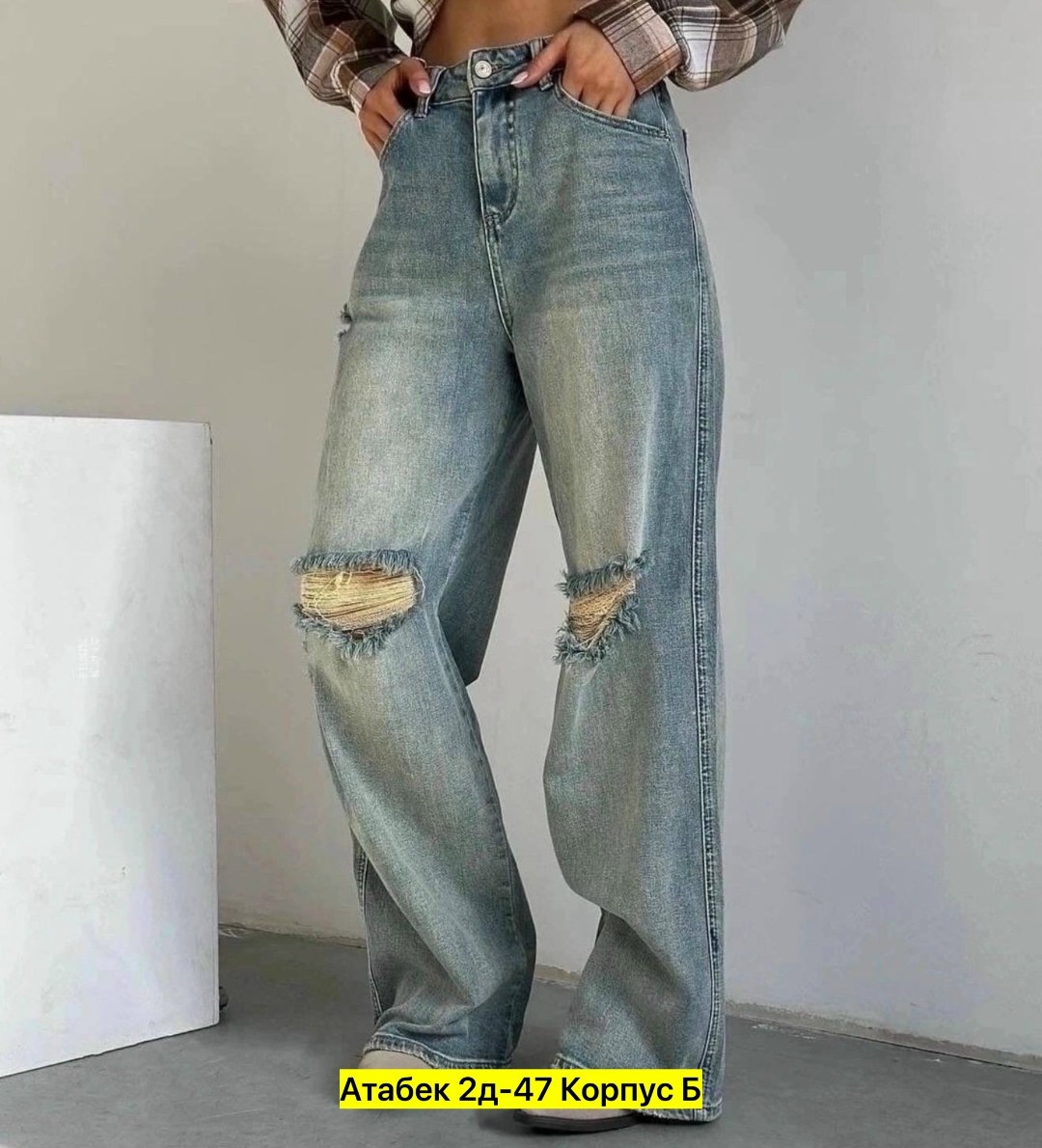 рваные джинсы трубы женские,джинсы клёш писк моды арт.3913727,джинсы трубы с модными рваными коленями и высокой,джинсы хлопок,джинсы клёш