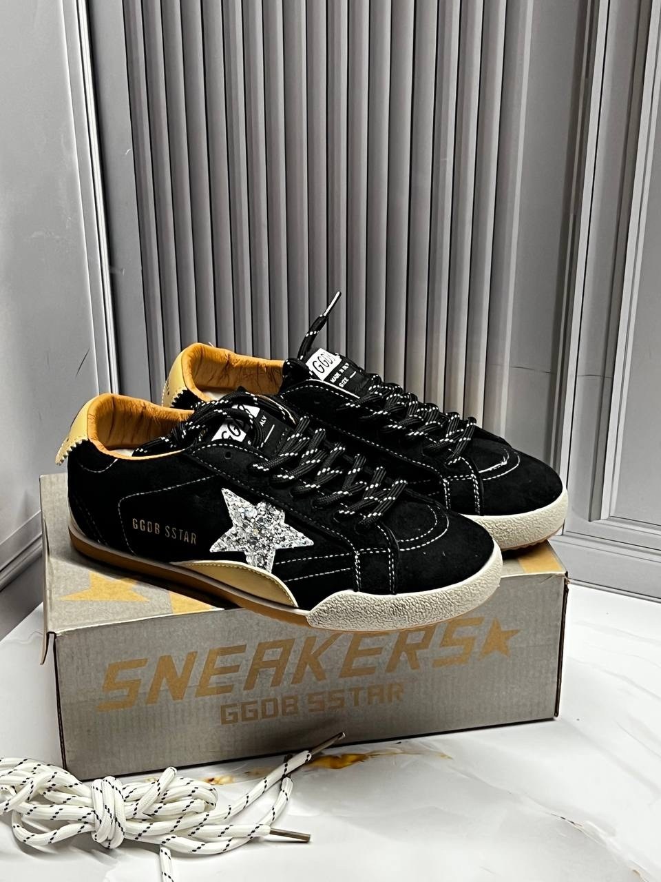 замшевые низкие кеды ballstar с аппликацией в виде звезд golden goose черный,кроссовки golden goose,кеды golden goose,кеды super-star с блестками golden goose черный,