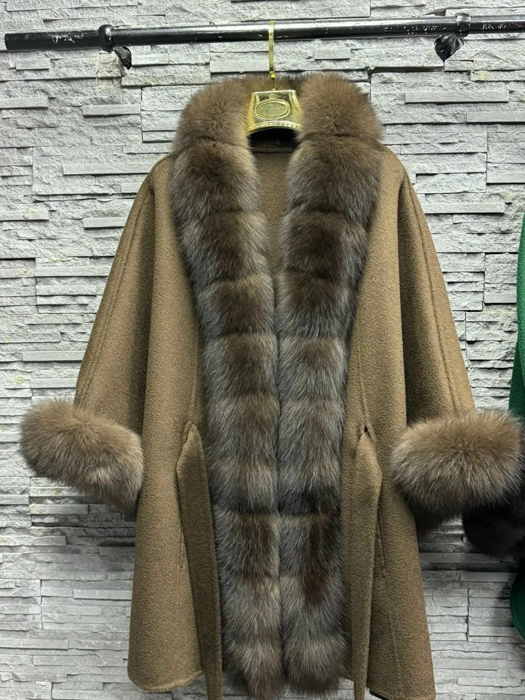 пальто с мехом соболя,пальто с мехом,кашемировое пальто серо-бежевого цвета с мехом куницы,пальто с мехом куницы,пальто с соболем