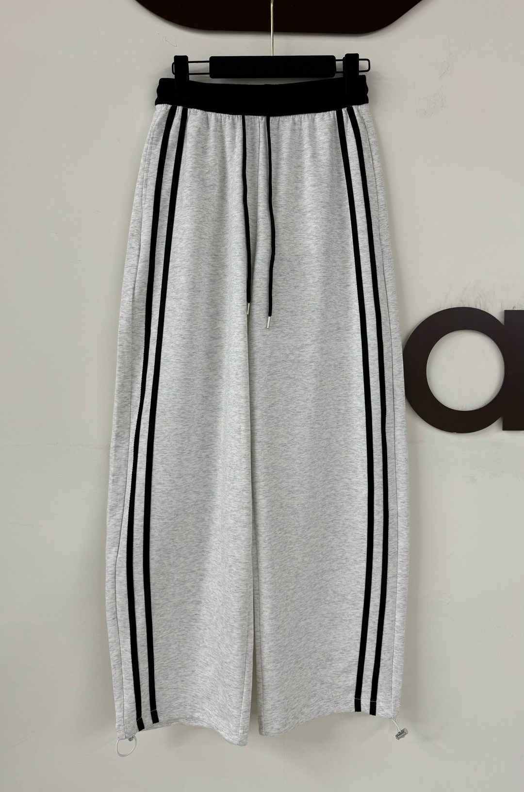 брюки карго с лампасами широкие y2k styfash,штаны y2k спортивные с лампасами оверсайз серые,женские спортивные штаны,штаны спортивные,брюки оверсайз с лампасами широкие спортивные y2k