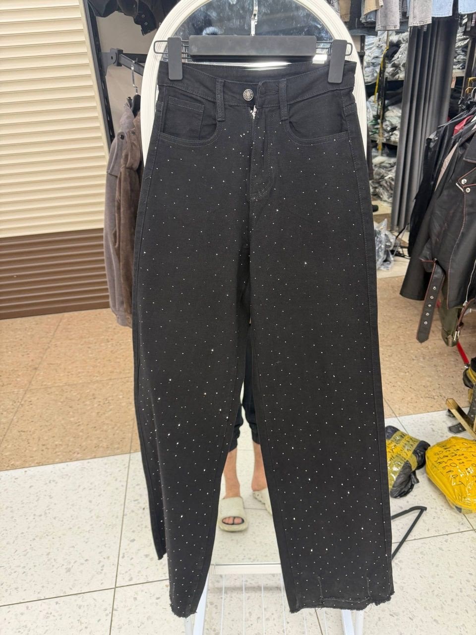 джинсы со стразами,черные джинсы со стразами,джинсы женские стразы,джинсы mango со стразами,джинсы скинни со стразами