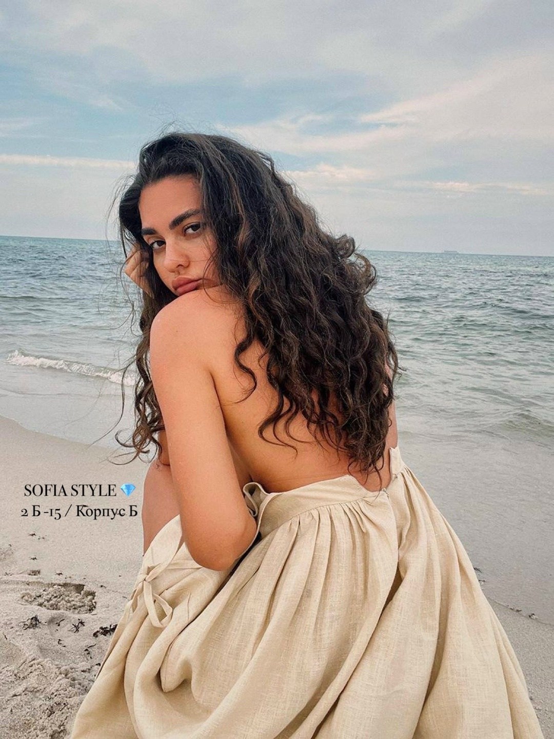 женское платье с открытой спиной,пляжное платье,пляжный сарафан,девушка на пляже в платье,сексуальная платье