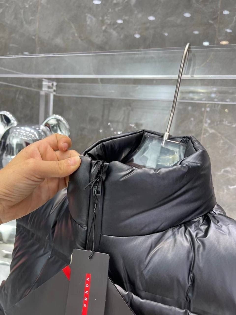 женский короткий ветрозащитный жилет prada на утином пуху,мужской жилет prada,пуховый жилет prada премиум,жилетка prada,пуховый жилет prada