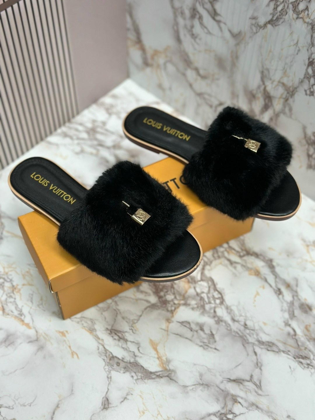 тапки с мехом,шлепки с мехом,тапки меховые,тапочки женские,меховые тапки луи виттон