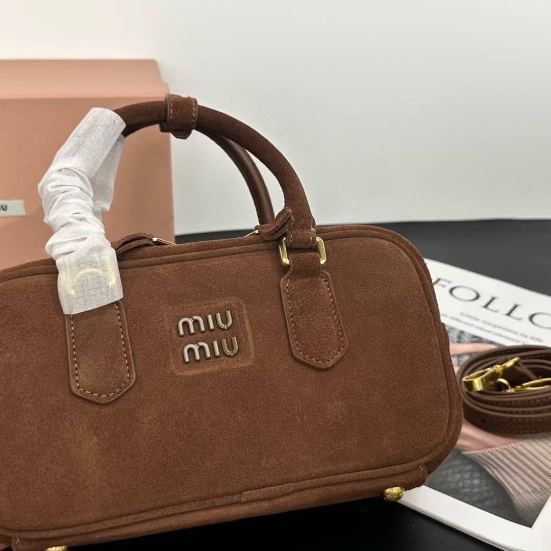 сумка в образе miu miu замша размер 28/14 см,женская замшевая сумка miu miu arcadie коричневая,сумка замшевая,сумка замшевая новая miu miu (28x13 см),сумка miu miu