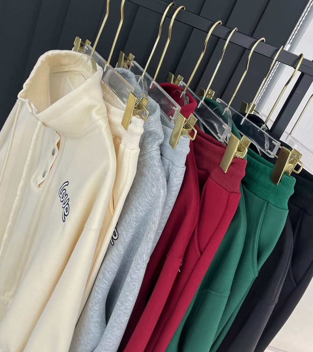 бежевый свитшот,свитшоты с круглым вырезом,трикотажные костюмы,костюм бежевый,свитшот с круглым вырезом