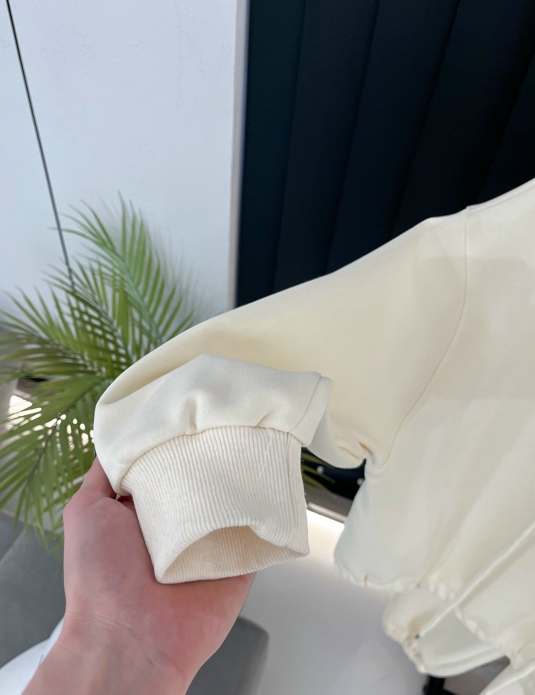 бежевый свитшот,свитшоты с круглым вырезом,трикотажные костюмы,костюм бежевый,свитшот с круглым вырезом