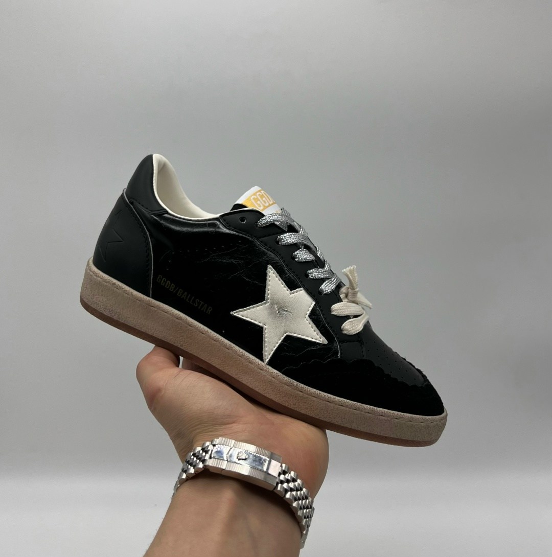 замшевые низкие кеды ballstar с аппликацией в виде звезд golden goose черный,кроссовки ball star черного и белого цвета golden goose,замшевые низкие кеды ballstar с логотипом golden goose черный,замше