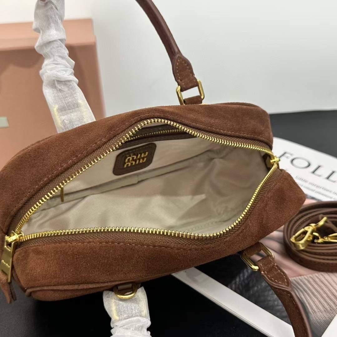 сумка в образе miu miu замша размер 28/14 см,женская замшевая сумка miu miu arcadie коричневая,сумка замшевая,сумка замшевая новая miu miu (28x13 см),сумка miu miu
