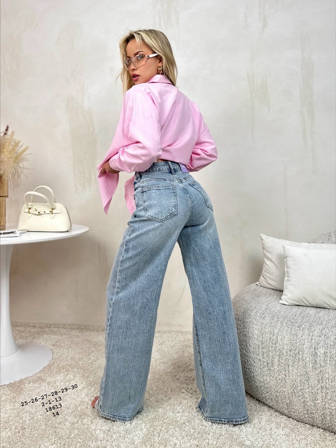 женские джинсы,рубашка женская,розовые джинсы,джинсы женские широкие