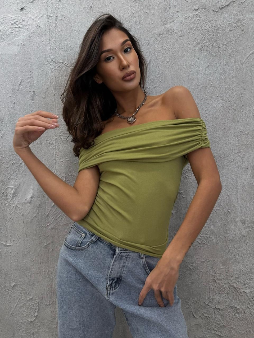 топ на одно плечо с драпировкой insula the label,топ с открытыми плечами,открытые плечи,женские топы,кофта с открытыми плечами