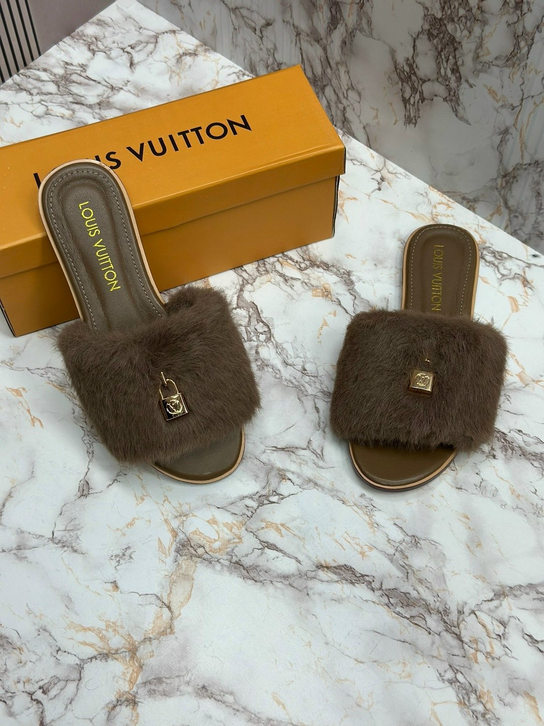 тапки с мехом,шлепки с мехом,тапки меховые,тапочки женские,меховые тапки луи виттон