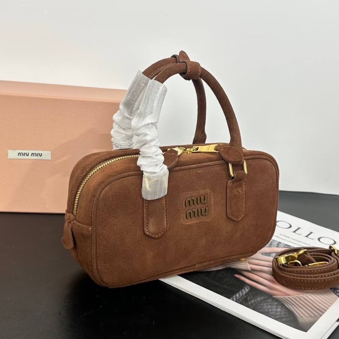 сумка в образе miu miu замша размер 28/14 см,женская замшевая сумка miu miu arcadie коричневая,сумка замшевая,сумка замшевая новая miu miu (28x13 см),сумка miu miu
