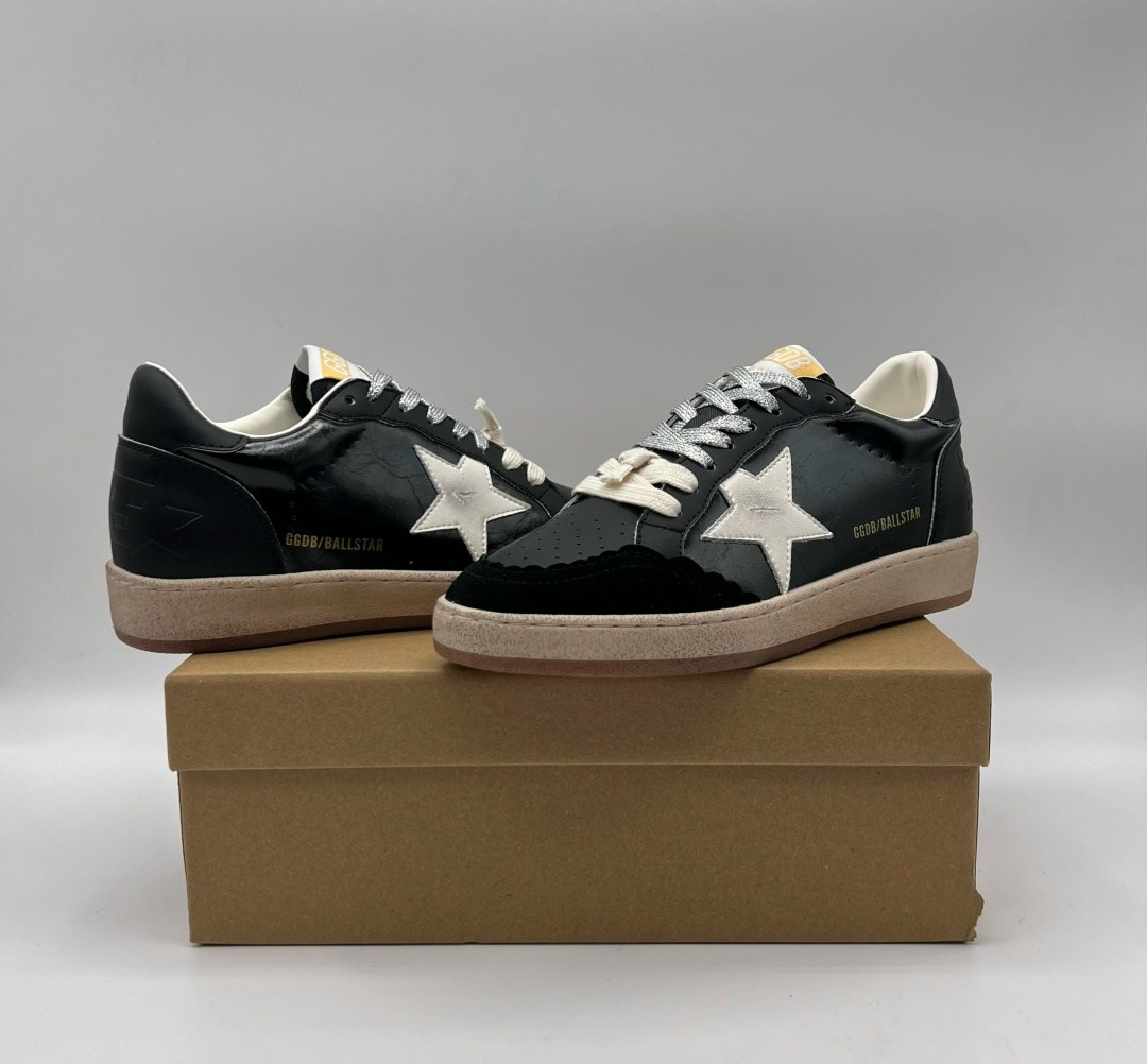 замшевые низкие кеды ballstar с аппликацией в виде звезд golden goose черный,кроссовки ball star черного и белого цвета golden goose,замшевые низкие кеды ballstar с логотипом golden goose черный,замше