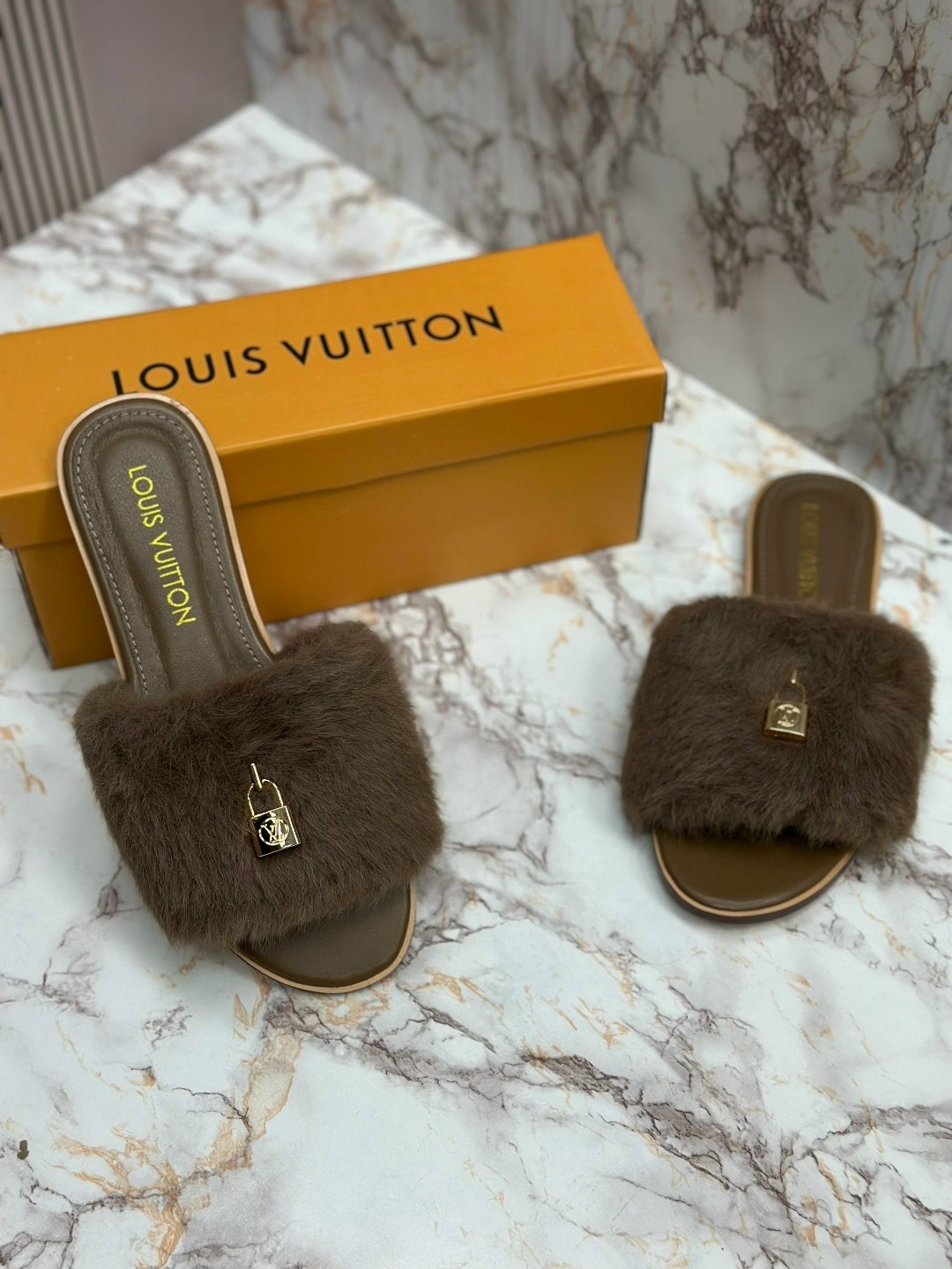 тапки с мехом,шлепки с мехом,тапки меховые,тапочки женские,меховые тапки луи виттон