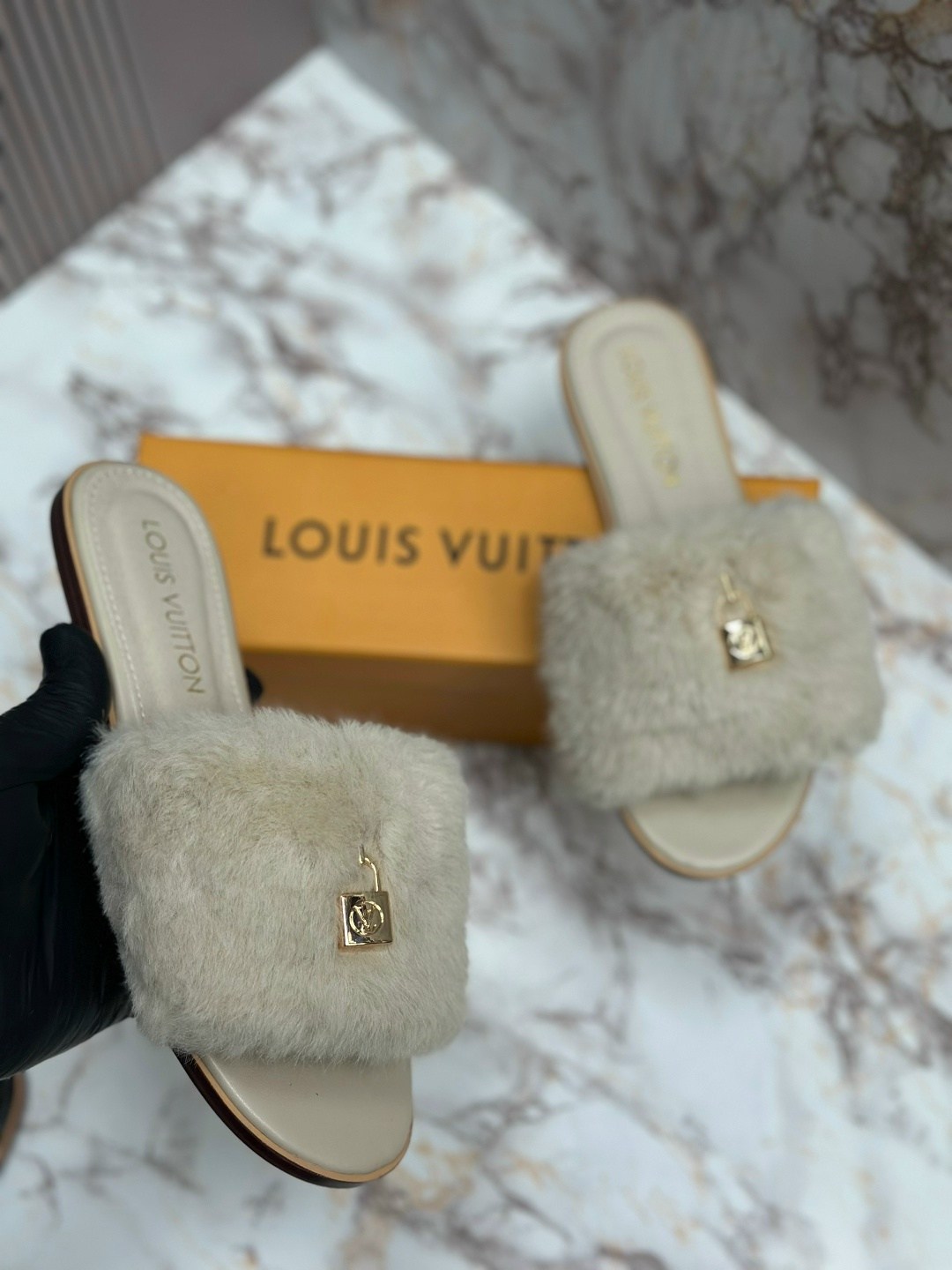 тапки с мехом,шлепки с мехом,тапки меховые,тапочки женские,меховые тапки луи виттон