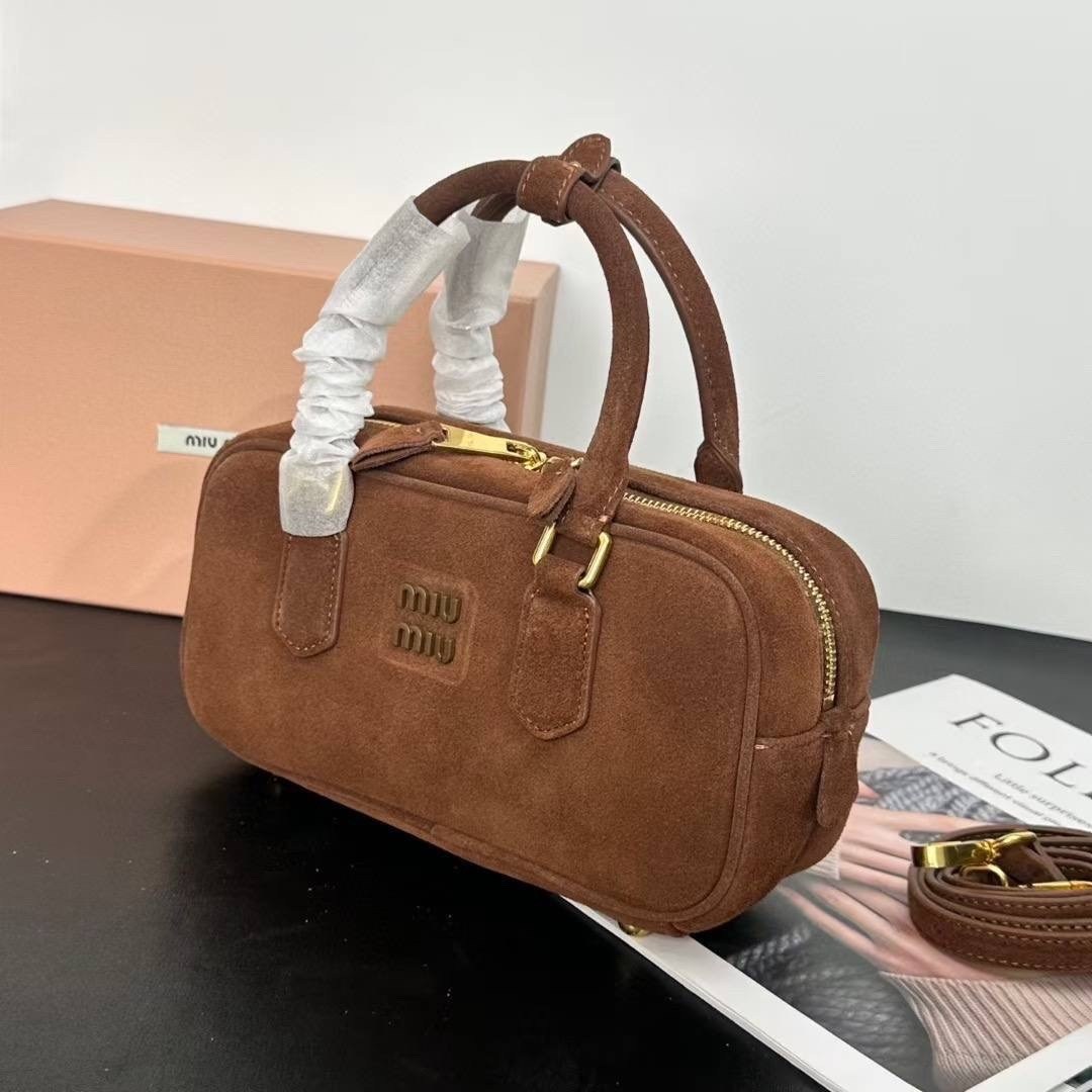 сумка в образе miu miu замша размер 28/14 см,женская замшевая сумка miu miu arcadie коричневая,сумка замшевая,сумка замшевая новая miu miu (28x13 см),сумка miu miu