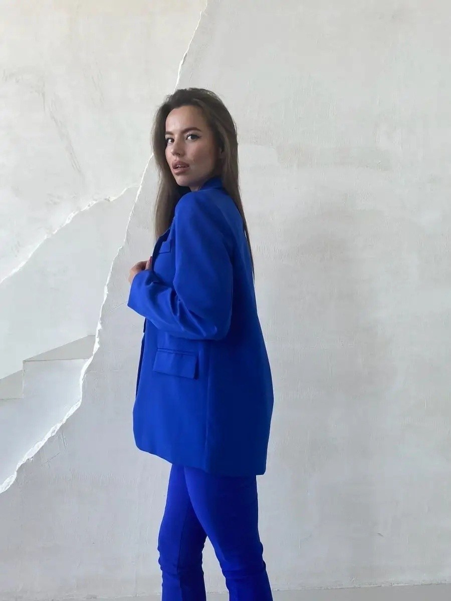 женский брючный костюм ультрамарин,брючный костюм,синий брючный костюм,костюм брючный женский,костюм двойка с приталенным жакетом и прямыми брюками синий