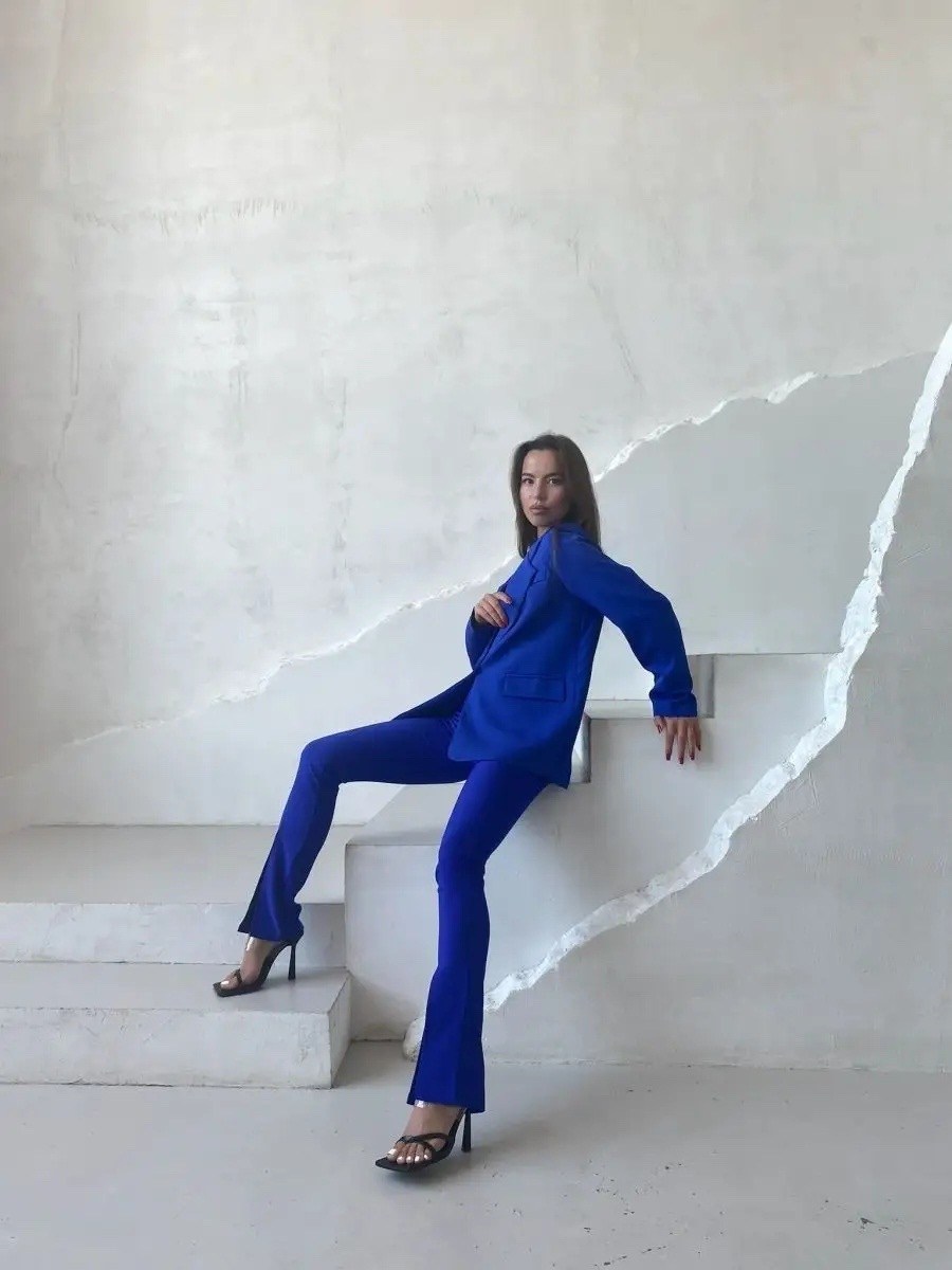 женский брючный костюм ультрамарин,брючный костюм,синий брючный костюм,костюм брючный женский,костюм двойка с приталенным жакетом и прямыми брюками синий