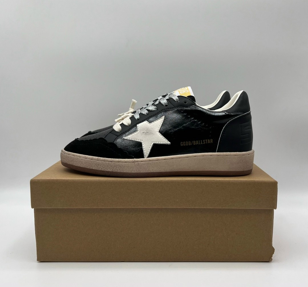 замшевые низкие кеды ballstar с аппликацией в виде звезд golden goose черный,кроссовки ball star черного и белого цвета golden goose,замшевые низкие кеды ballstar с логотипом golden goose черный,замше