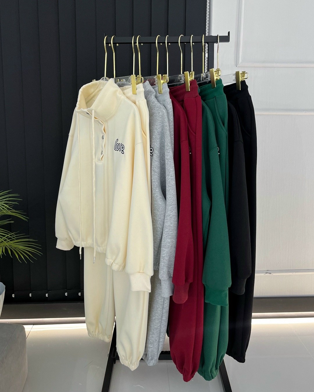 бежевый свитшот,свитшоты с круглым вырезом,трикотажные костюмы,костюм бежевый,свитшот с круглым вырезом