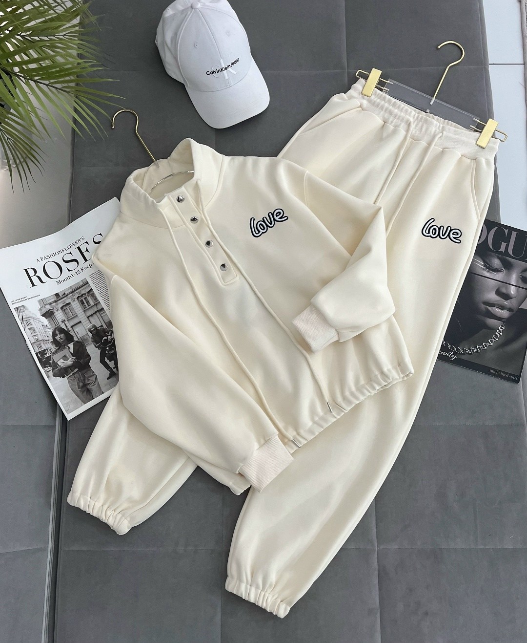 бежевый свитшот,свитшоты с круглым вырезом,трикотажные костюмы,костюм бежевый,свитшот с круглым вырезом