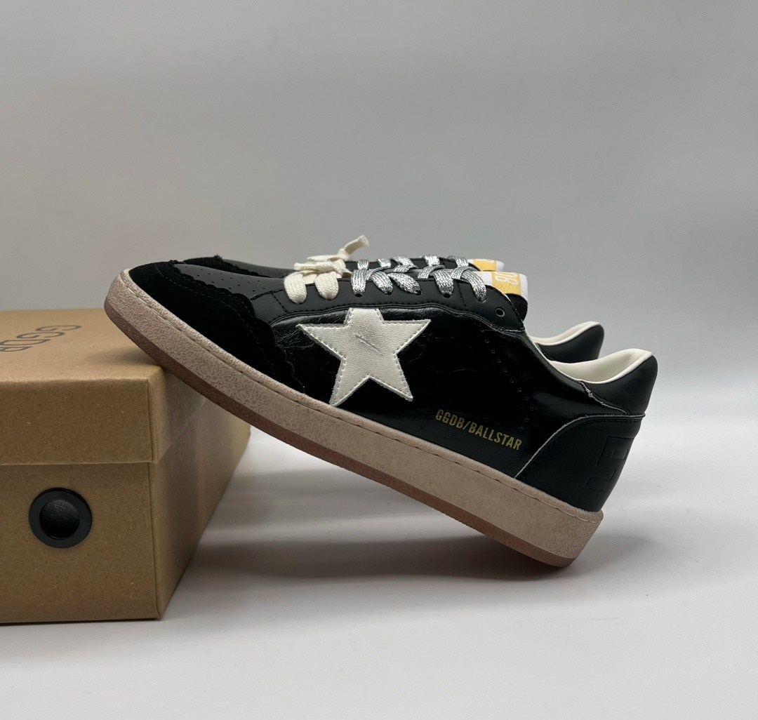 замшевые низкие кеды ballstar с аппликацией в виде звезд golden goose черный,кроссовки ball star черного и белого цвета golden goose,замшевые низкие кеды ballstar с логотипом golden goose черный,замше