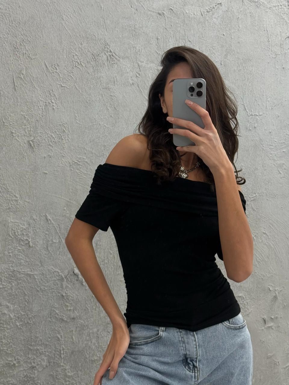 топ на одно плечо с драпировкой insula the label,топ с открытыми плечами,открытые плечи,женские топы,кофта с открытыми плечами