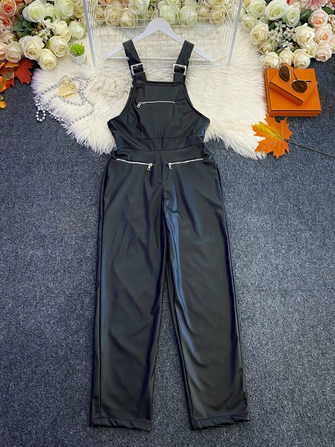 кожаные комбинезоны,кожаный комбинезон женский,женский комбинезон,trendy pu leather overalls jumpsuit,девушка в кожаном комбинезоне